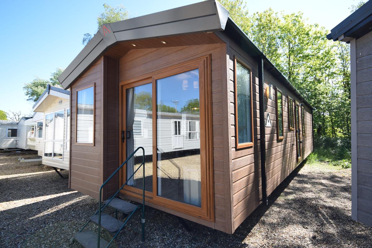 AVAILABLE – 2020 Atlas Debonair Lodge | 38×12 with 2 beds | Full Winterpack