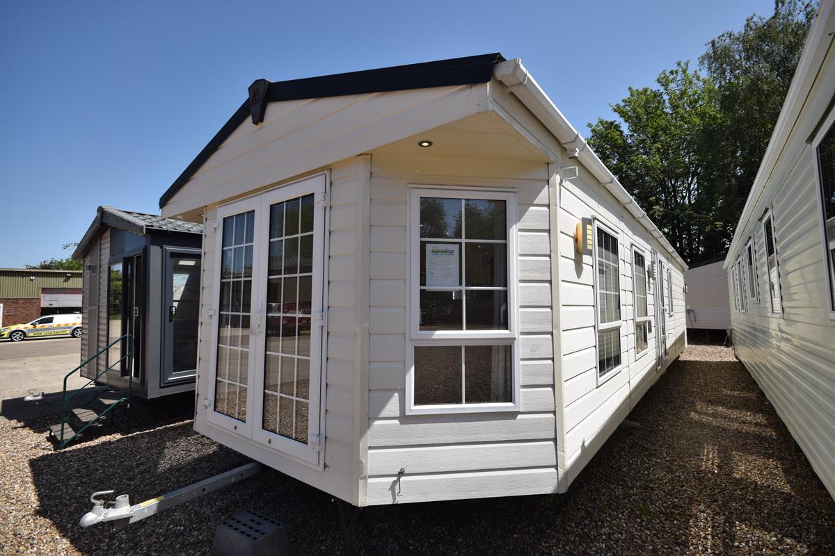 AVAILABLE – 2018 Delta Oakwood Lodge 40×13 | 2 beds | ELECTRIC MODEL | Full Winterpack